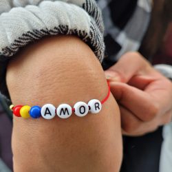 Manilla con la palabra amor