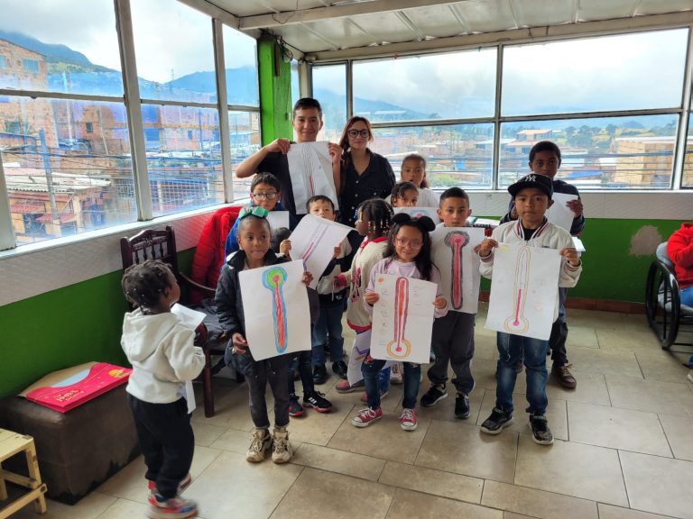 Niños asistentes al taller mostrando su termómetro de emociones